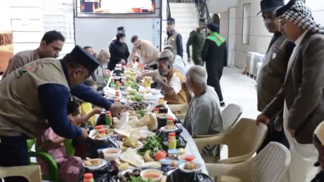 فيديو: شرطة ميسان تحمل الصحون وتوزع الطعام على مائدة للمسنين