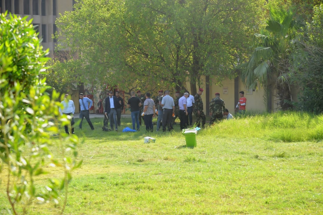 صباح نشيط في مكتب الوزير.. الموظفون زيّنوا حديقة التجارة بالشتلات والورود (صور)