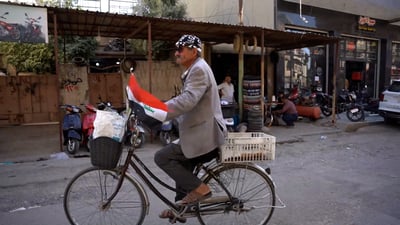 دلفري الموصل رجل بعمر 77 وخطف أضواء السوق بحركات حماسية