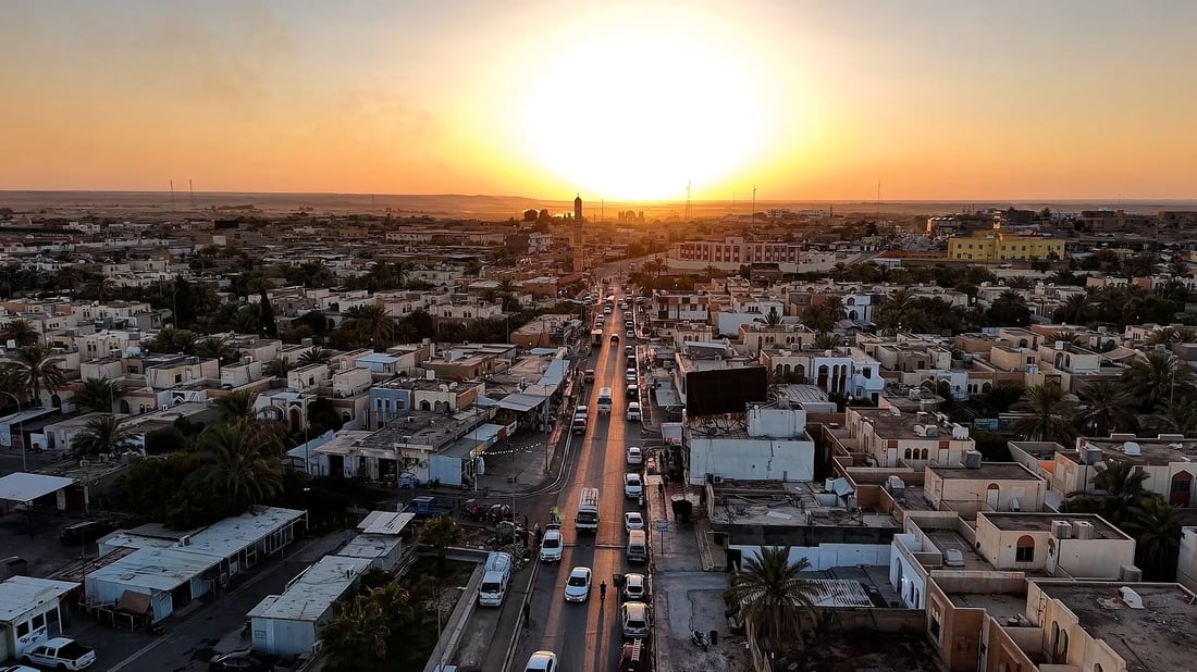 سيدات راوة حيّرن التجار.. السوق صار يعمل يوماً واحداً والبقال محظوظ!
