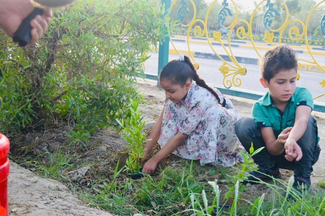صور: أيتام بعقوبة نظفوا المنتزه وزرعوا الشتلات وشاركوا في إفطار جماعي