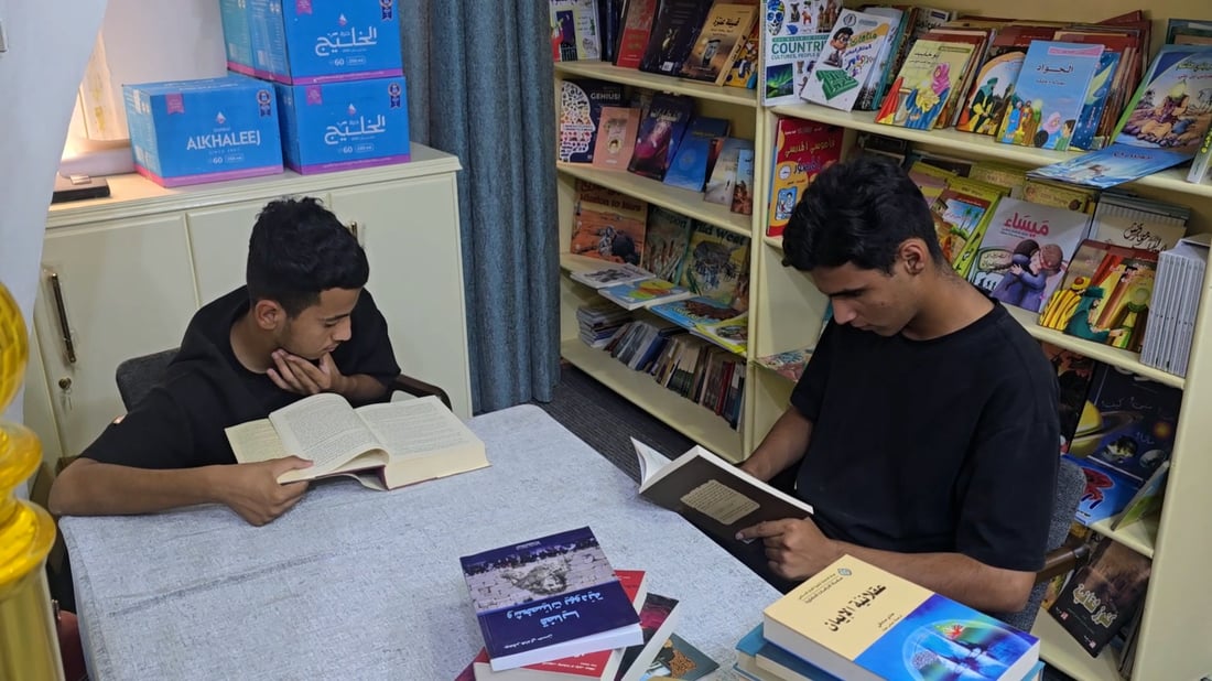 يوم قراءة خاص للنساء.. مكتبة عامة هادئة جمعت 30 ألف كتاب بتبرع خيري في الناصرية
