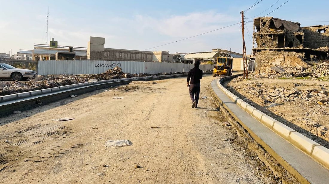 وصول الزبائن إلى أسواق الموصل القديمة بات أسهل.. البلدية تواصل التلبيط (صور)