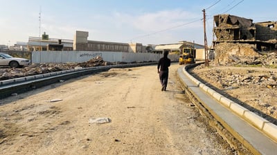وصول الزبائن إلى أسواق الموصل القديمة بات أسهل.. البلدية تواصل التلبيط (صور)