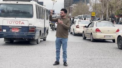 لەفولکەی سلێمانی پاڵاس چەند هاوڵاتییەک رۆڵی کارمەندانی هاتوچۆ دەبینن