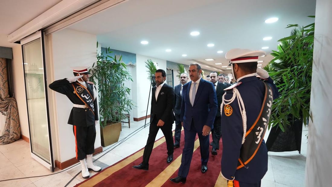 صور: الحلبوسي يقف على جنازة رئيس إيران لقراءة الفاتحة وتقديم التعازي