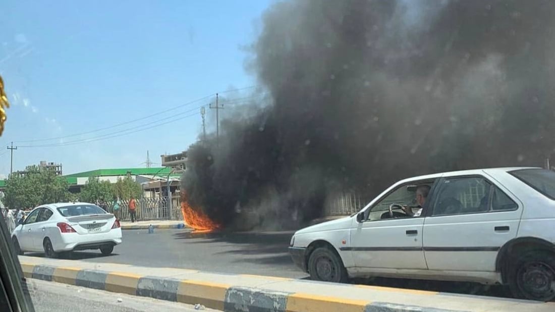 حرارة تموز تحرق “شوفرليت” في شارع أبو صخير بالنجف.. “فزعة” لتعويض السائق (صور)