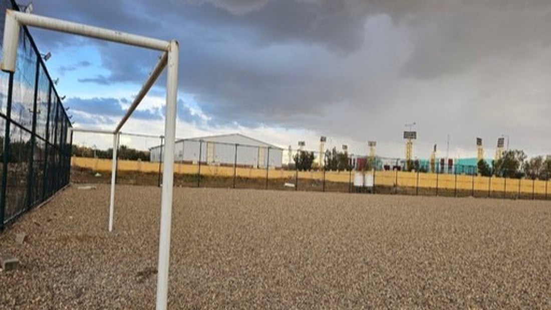 ملعب هيت النظامي يكمل عاماً من التلكؤ بسبب “الثيل”.. بانتظار قرار الألمان (صور)