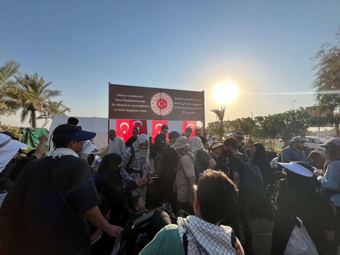 (صور) القنصل التركي يخدم الزائرين في النجف: نحب أهل البيت