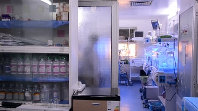 أم ترفض استلام طفلتها منذ 9 أيام وتتهم المستشفى: لقد أنجبت ذكراً (فيديو)