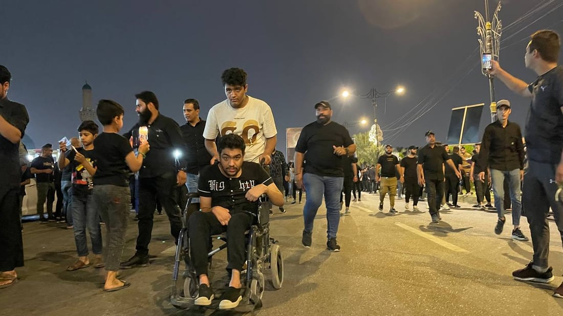 صور ليلية من مدينة الصدر.. حشود تحمل الشموع والتابوت الرمزي في ساحة مظفر