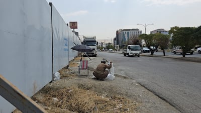 پیاوێکی بە تەمەن بە کلێنکس فرۆشتن بژێوی ژیانی دابین دەکات