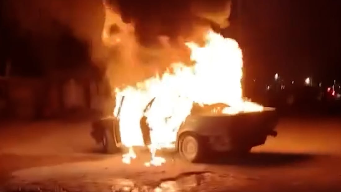 شاهد: شاب يحرق سيارة BMW في الكوت بعد أن عيّره أحد أقربائه بشرائها