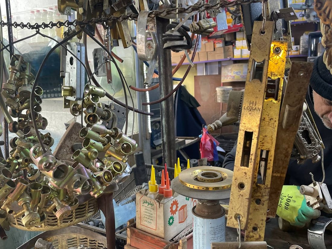 آخر مُصلحي الأقفال في مدينة الصدر: نجمع أكثر من مهنة لنواجه “الصيني”