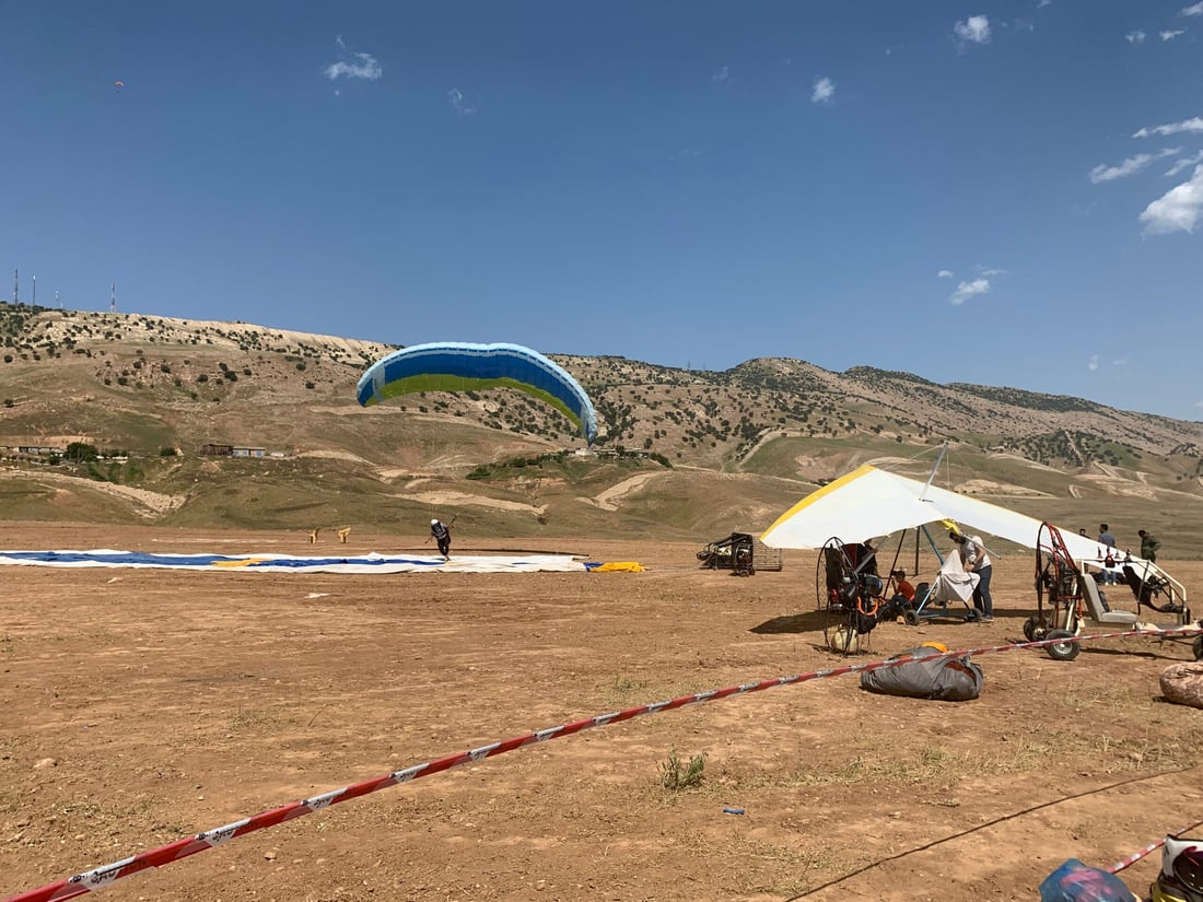 فيديو: 250 عراقياً يطيرون على جبل “هيبت سلطان” بالمناطيد والطائرات الشراعية