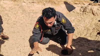 سەربازێکی عێراقی گڵی سەر گۆڕە بەکومەڵەکانی نوگرە سەلمان ماچ دەکات