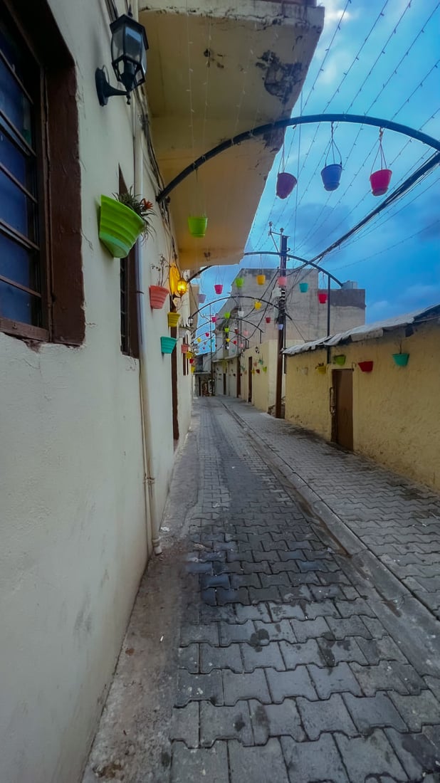 صخرية ومعرضة للانهيار.. لقطات ساحرة من عقرة لبيوت عمرها 1700 عام