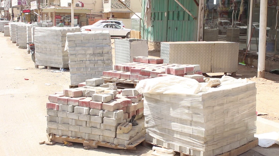 سكان الحلة سئموا من أوضاع شارع السجن.. والشركة المنفذة: نضع اللمسات الأخيرة