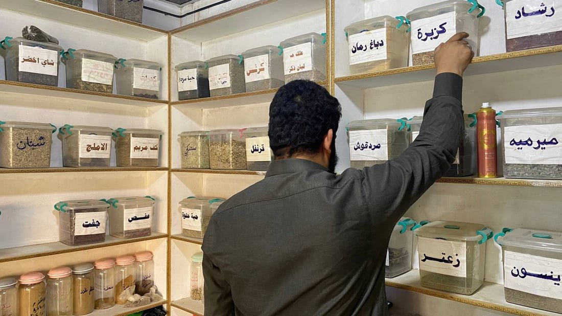 الحصوة تتجه إلى العشابين أكثر من الأطباء: لسنا مشعوذين بل نحاربهم (صور)