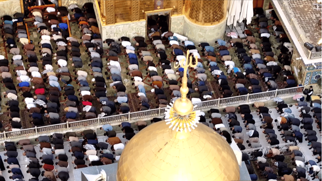 حشود على مد النظر في العتبة العلوية لأداء صلاة العيد (صور)