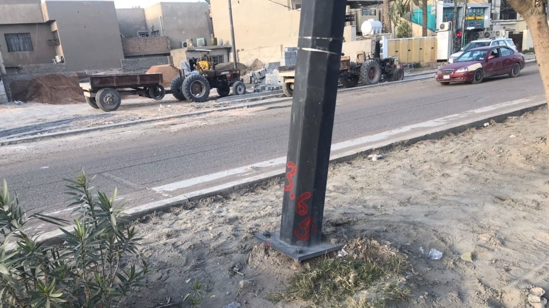 صور: أعمدة كهرباء مائلة وأسلاك متدلية تقلق حي الجهاد.. الدائرة تعد بالتحرك