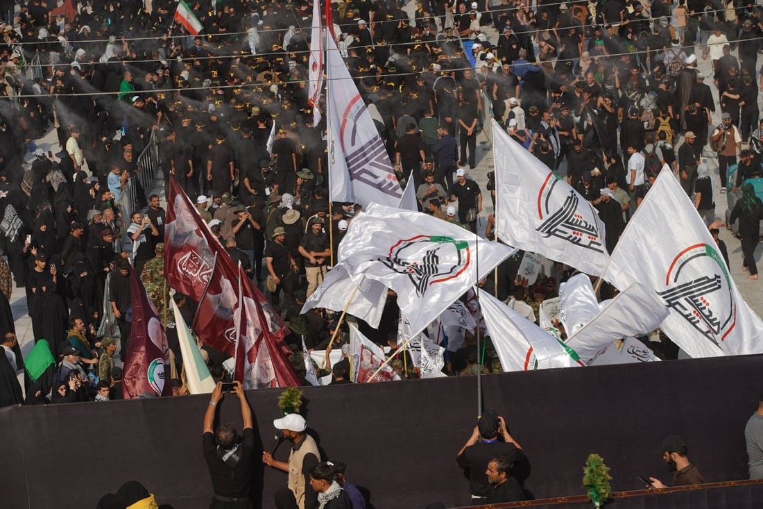 الحشد يرفع بوستر عملاق بين الحرمين: مثلي لا يبايع مثله (فيديو)