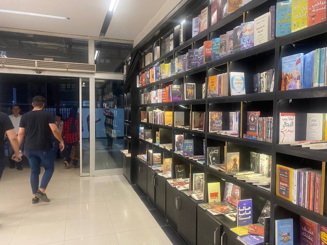 تجربة جديدة.. مكتبة “Levant” تبيع الكتب على زبائن مول المنصور (صور)