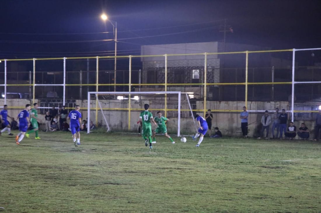 “شيل.. شيل يا طويل العمر”.. فريق الأصدقاء يرفع كأس بلد بعد نهائي مثير (صور)