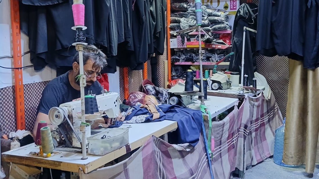 خياطون: نساء شرق العاصمة يفضلن فصال العباءة العراقية.. أحلى ولونها ثابت