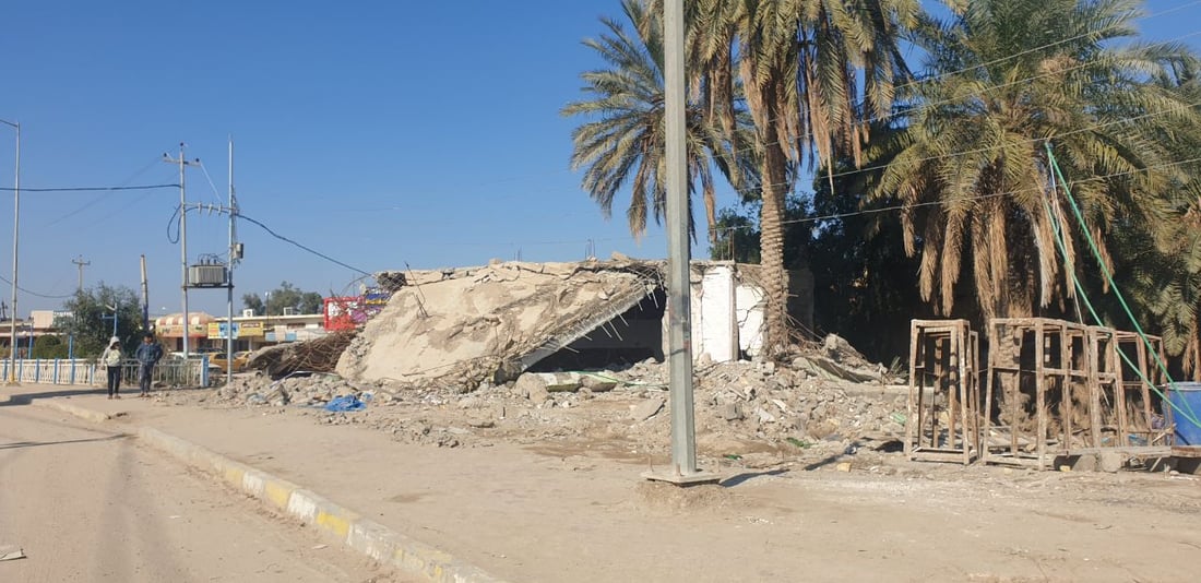“وليس لكم تعويضات”.. الجرافات تدمر 10 محال متجاوزة في المثنى (صور)