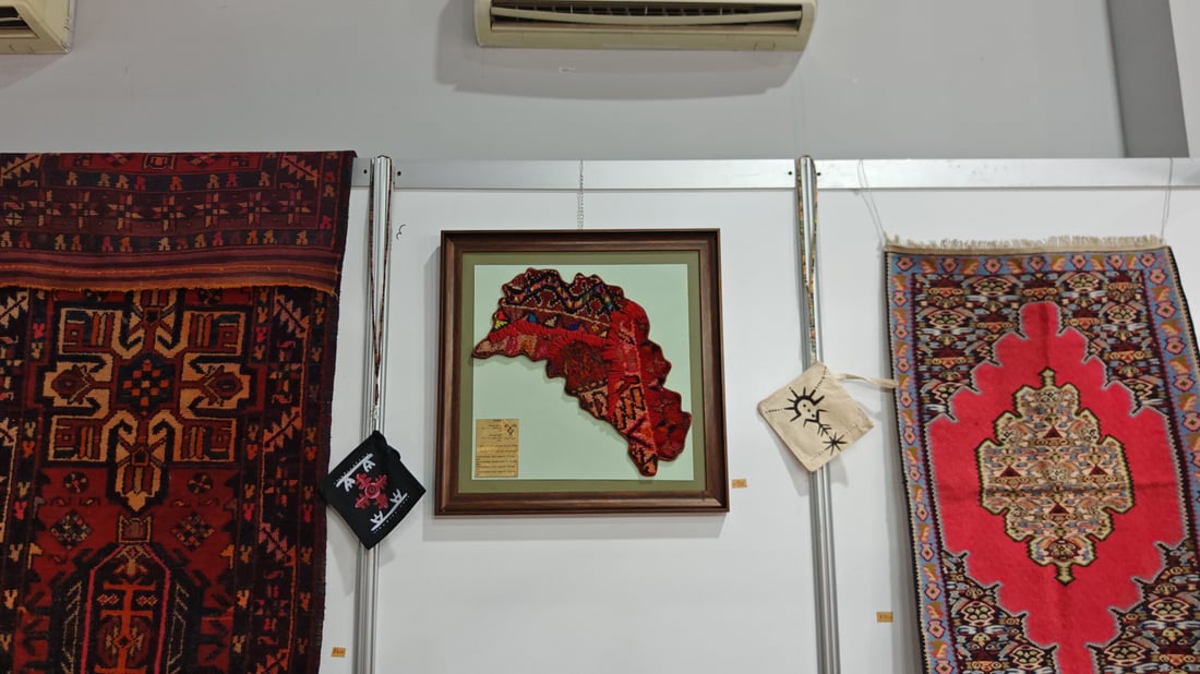 لە فەرشە دڕاوەکان تابلۆی هونەری دروست دەکات