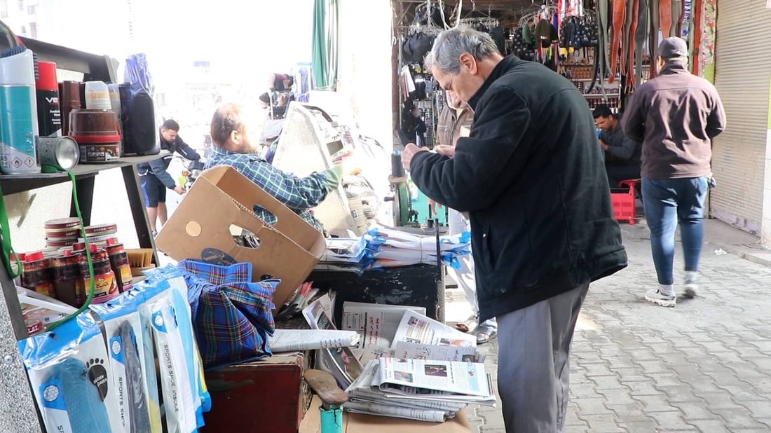 بائع الجرائد في الكوت “يحرق أرشيفه”: الناس لا تشتري ولا داعي للتفسيرات (صور)