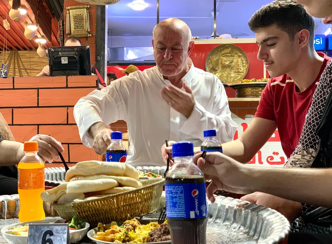 مطعم “بسطة” في حي الجامعة يقدم “كباب طاوة” ويسقيك اللبن من “الحِب” 24 ساعة