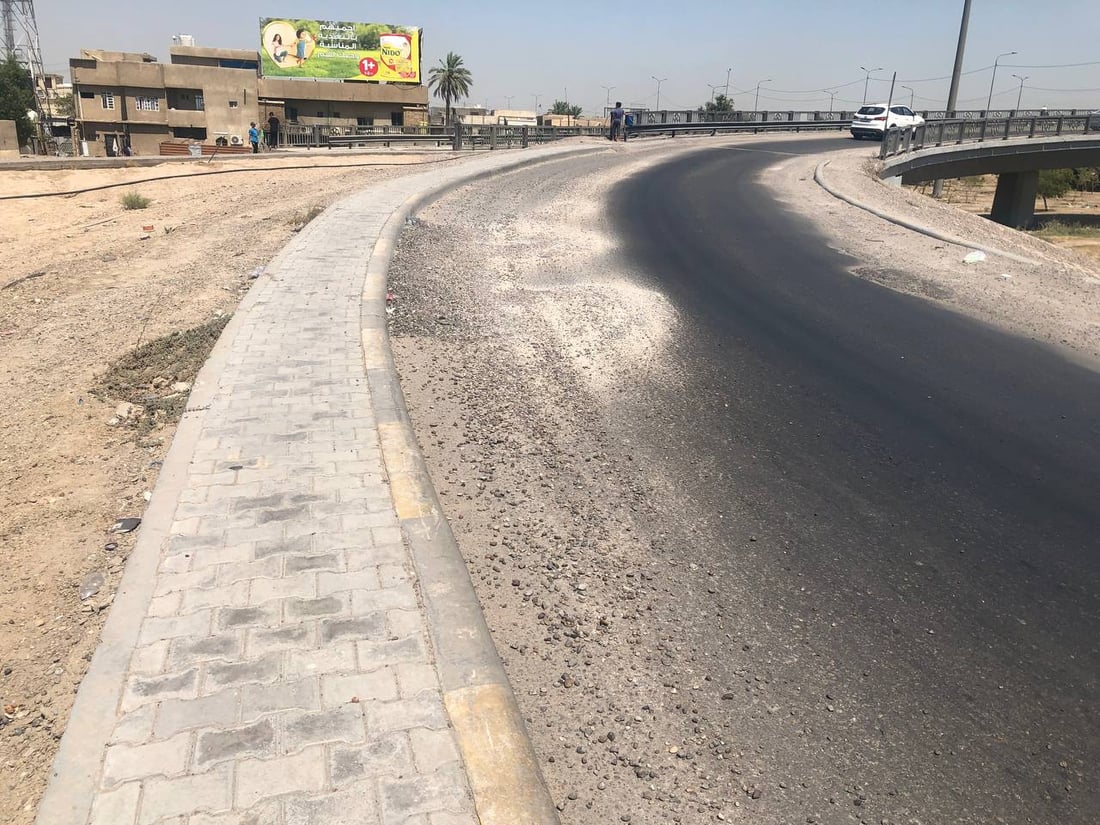 صور: “جسر بغداد” قد يشلّ الخط السريع.. لا تبليط ولا أسيجة منذ سنوات!