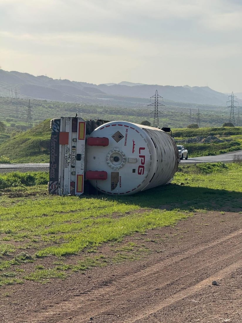 تانگەرێکى گواستنەوەى غازى شل وەرگەڕا