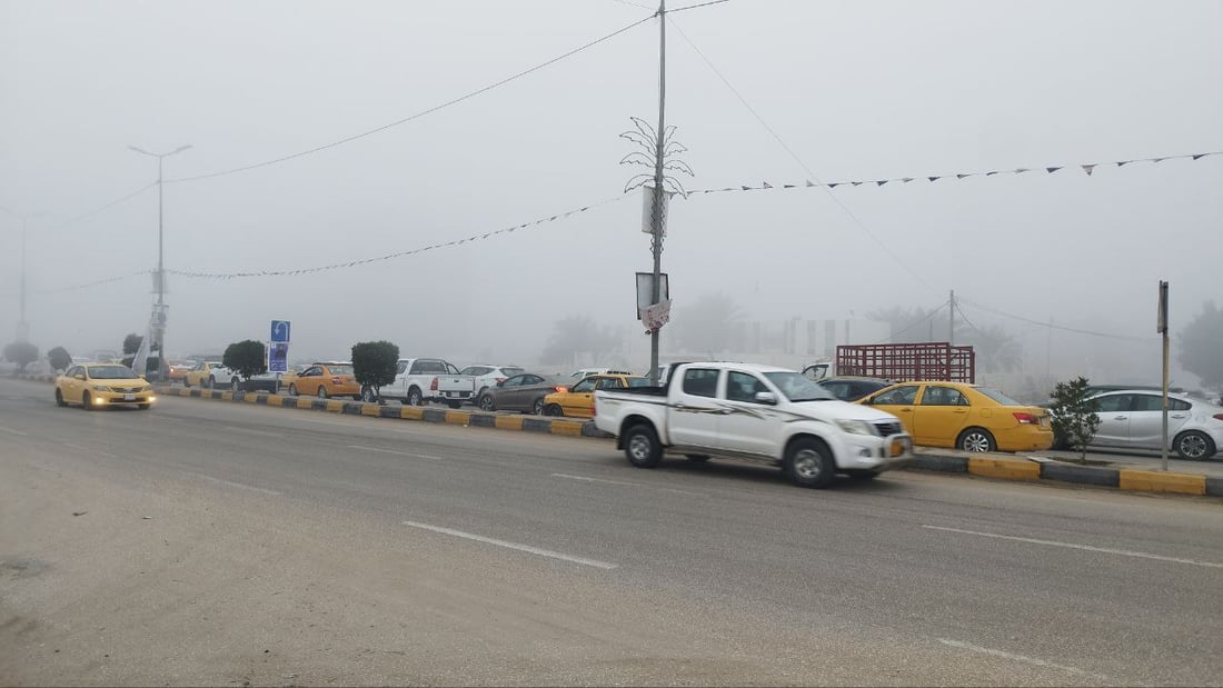 صور من الحلة: ضباب كثيف يعيق حركة السيارات.. إنارة ورباعية لتجنب الاصطدام