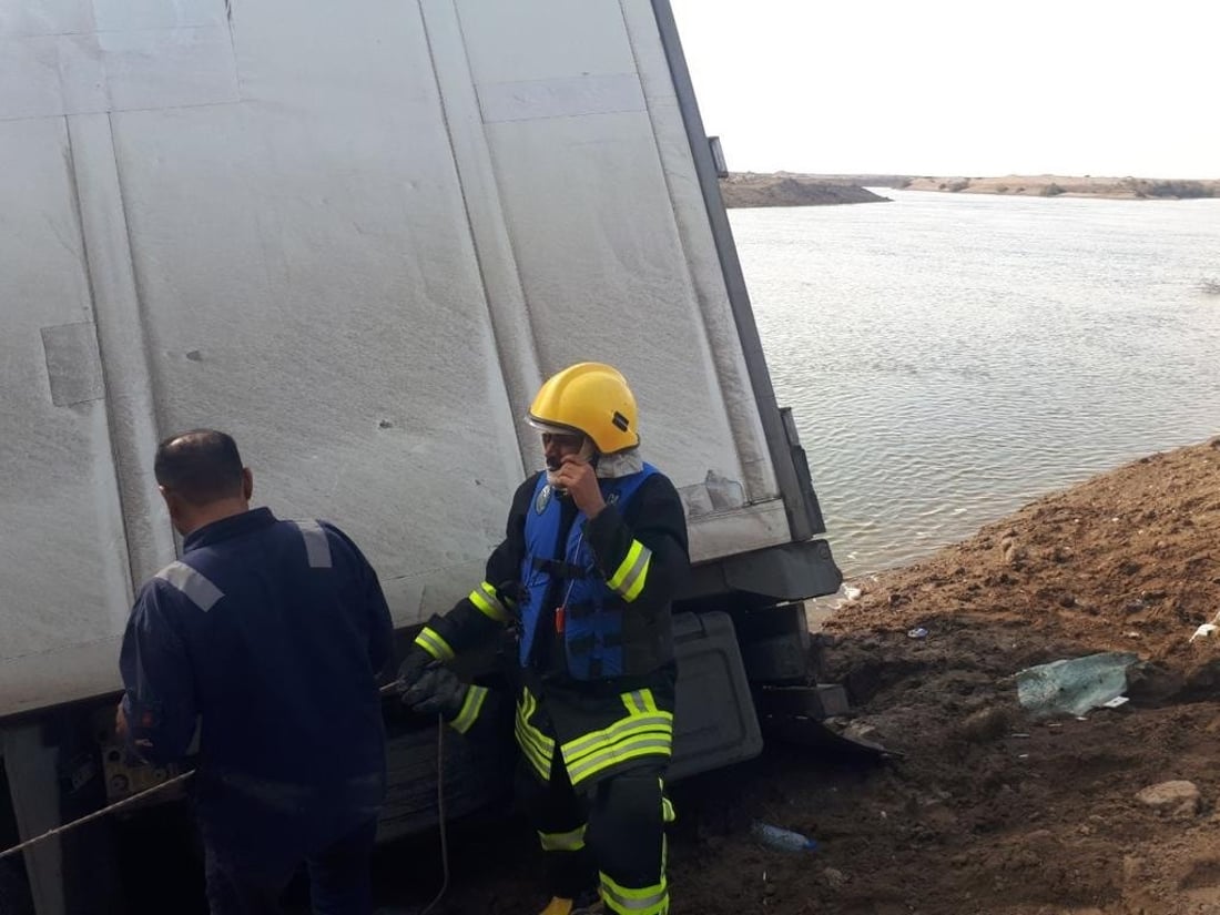 ضباب الناصرية يهوي بشاحنة في “المالح” وانتشال جثة سائقها (صور)