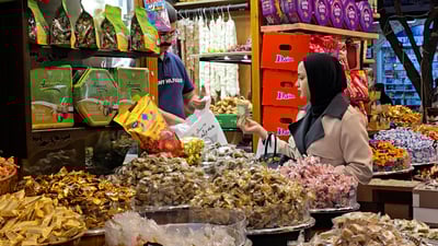 خێزانێکی رۆژهەڵات بە خواردنە تایبەتەکەیان جەژن پیرۆز دەکەن