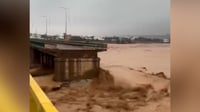 فيديو: السيول تتسبب بانهيار جزئي للجسر الجنوبي في طوز خ...