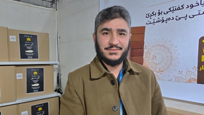 کوتاڵفرۆشێک کفن و هەموو پێداویستیەکانی بۆ مردوو ئامادە کردووە و دەیفرۆشێت