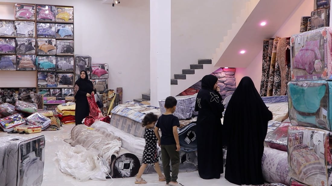 10 موديلات هذا العام والبيع بـ “الشانة”.. صور من سوق المفروشات في الكوت