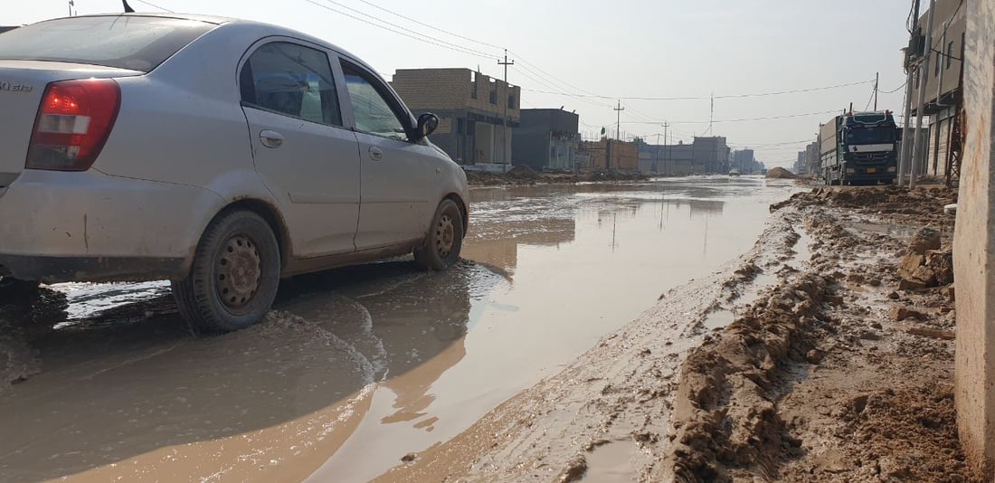 السماوة: برك الطين تغطي حي الـ36.. المحلات مغلقة و”بيكمات” تنقل المرضى