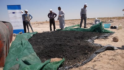 صور: خبراء البصرة أنتجوا سماد الفحم النباتي بعد حرق مخلفات البساتين