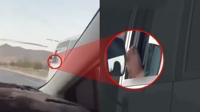 سایەق پاسێک قاچی لە جامی سەیارەکەی دەرهێناوە و بای بای دەکات
