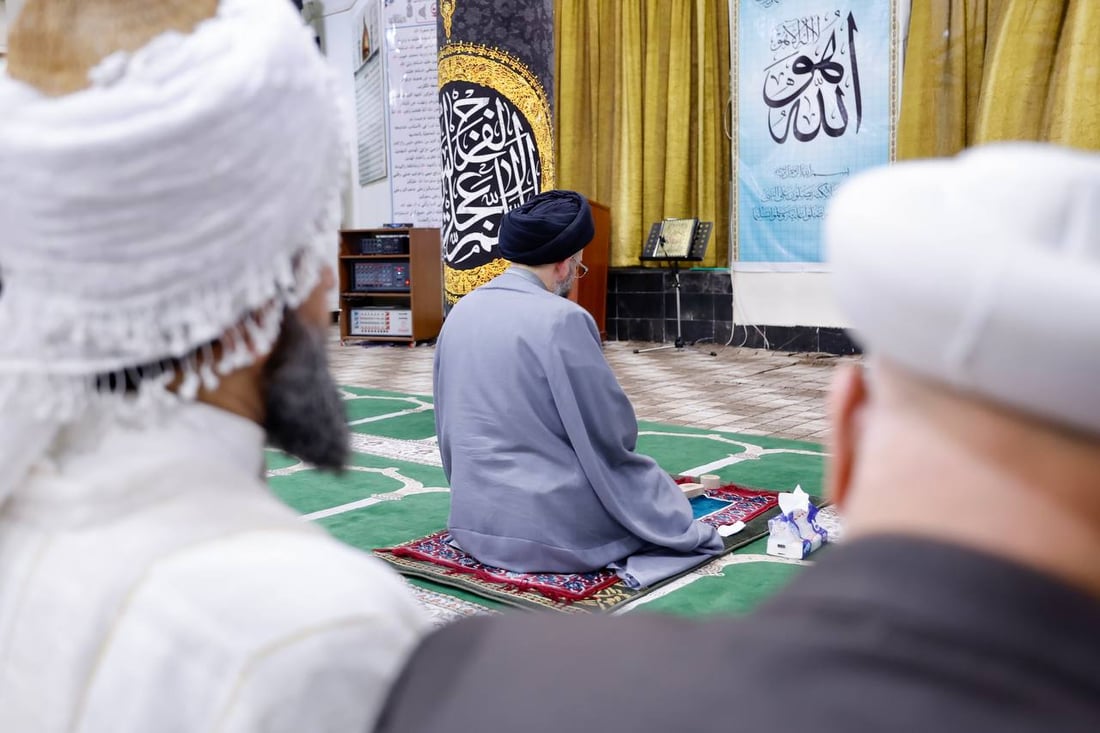صور: عمار الحكيم إماماً للجماعة في السليمانية وخلفه قاسم الأعرجي