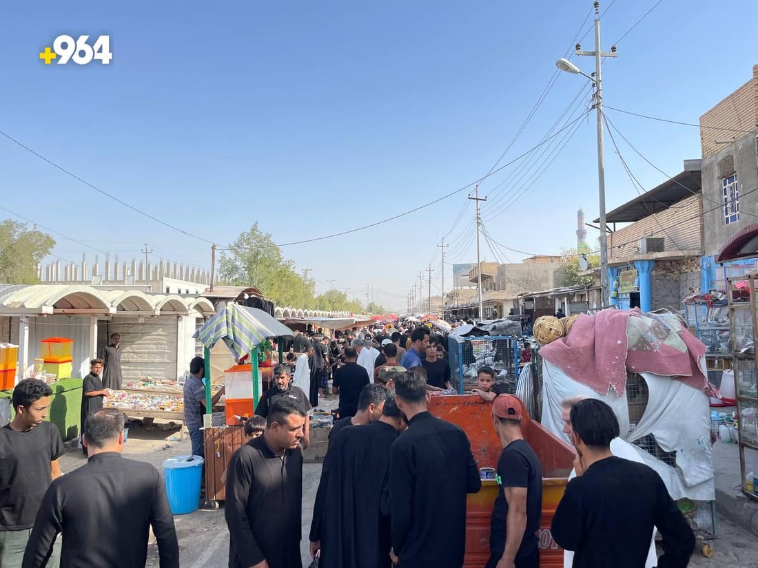 صور: الأثرياء في القرنة يعودون إلى سوق الجمعة بحثاً عن السلع النادرة والأنتيك