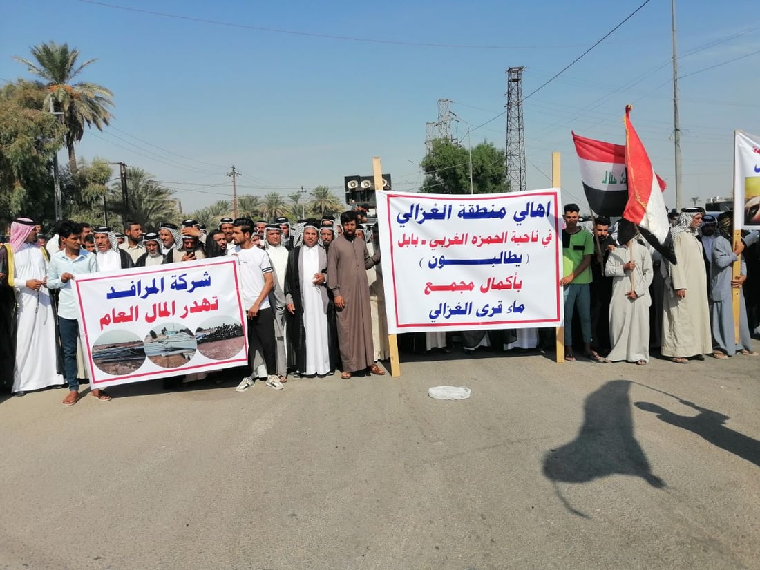 “لم نعد نحتمل العطش”.. تظاهرة غاضبة في المدحتية احتجاجاً على انقطاع المياه (صور)
