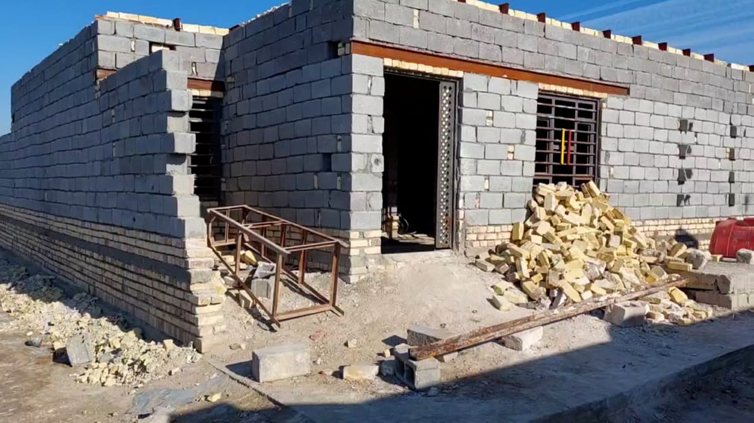 لا تستغربوا هذا من سوق الشيوخ.. لقد بنوا 53 منزلاً للفقراء رغم أن بهم خصاصة (صور)