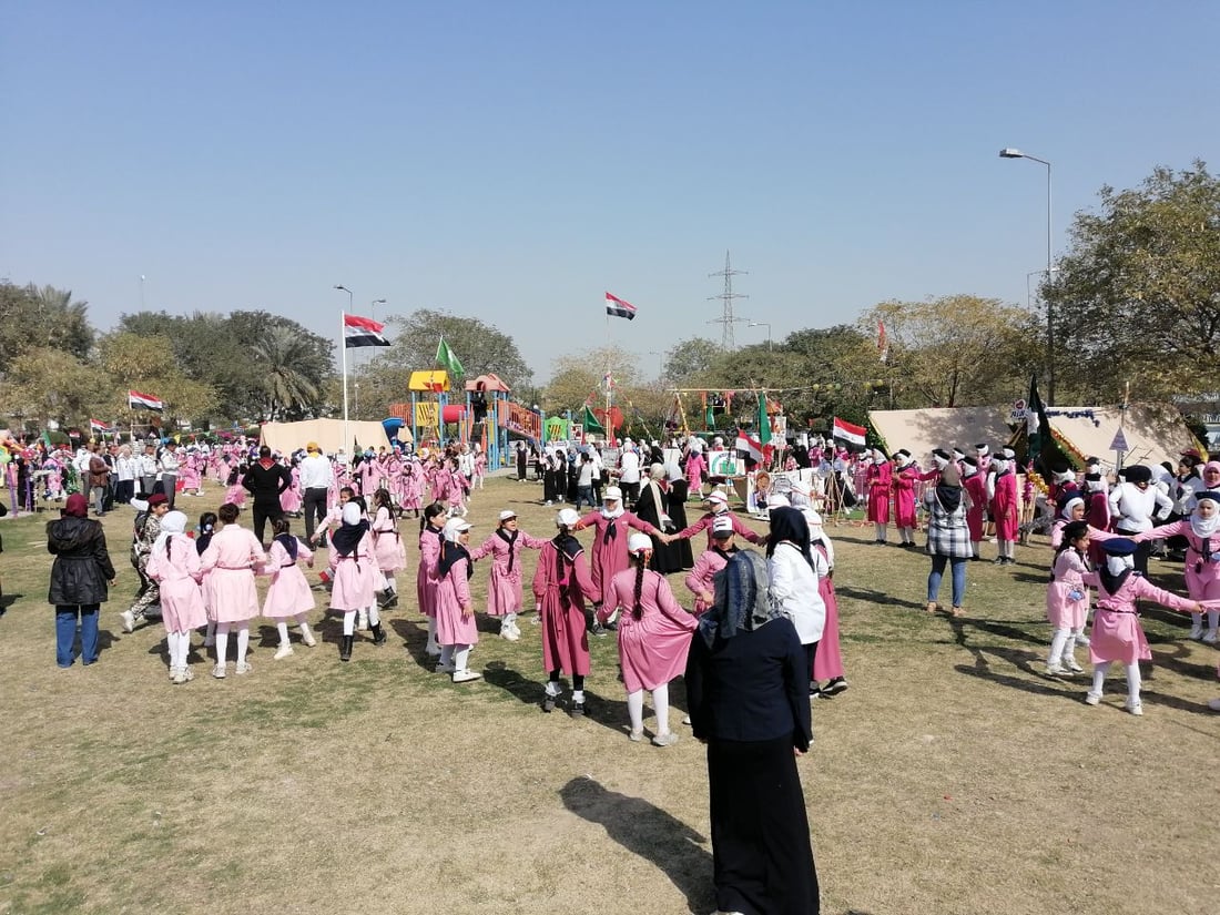 صور: صغيرات بابل يحتفلن تحت شمس الجنائن مع اللوحات والموسيقى