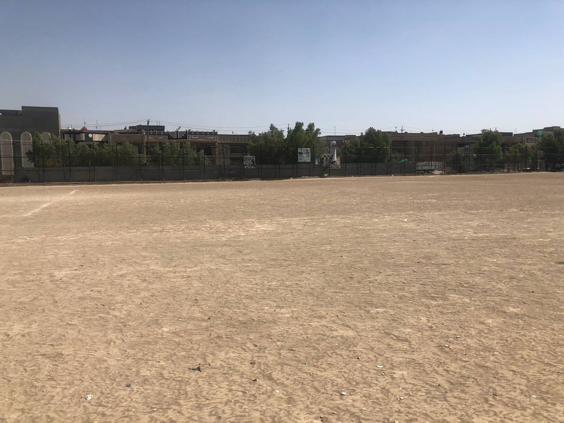 صور من ملعب “أبو دشير”: الشبان يجازفون على “أرضية متحجرة” ولا بديل